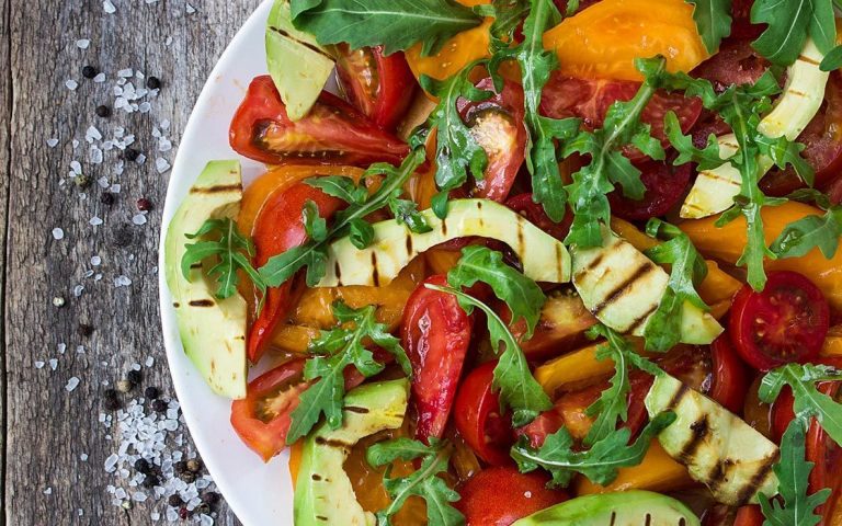Salad with sun-dried tomatoes